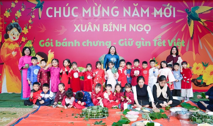 Hoạt động gói bánh chưng giữ gìn Tết Việt xuân Bính Ngọ