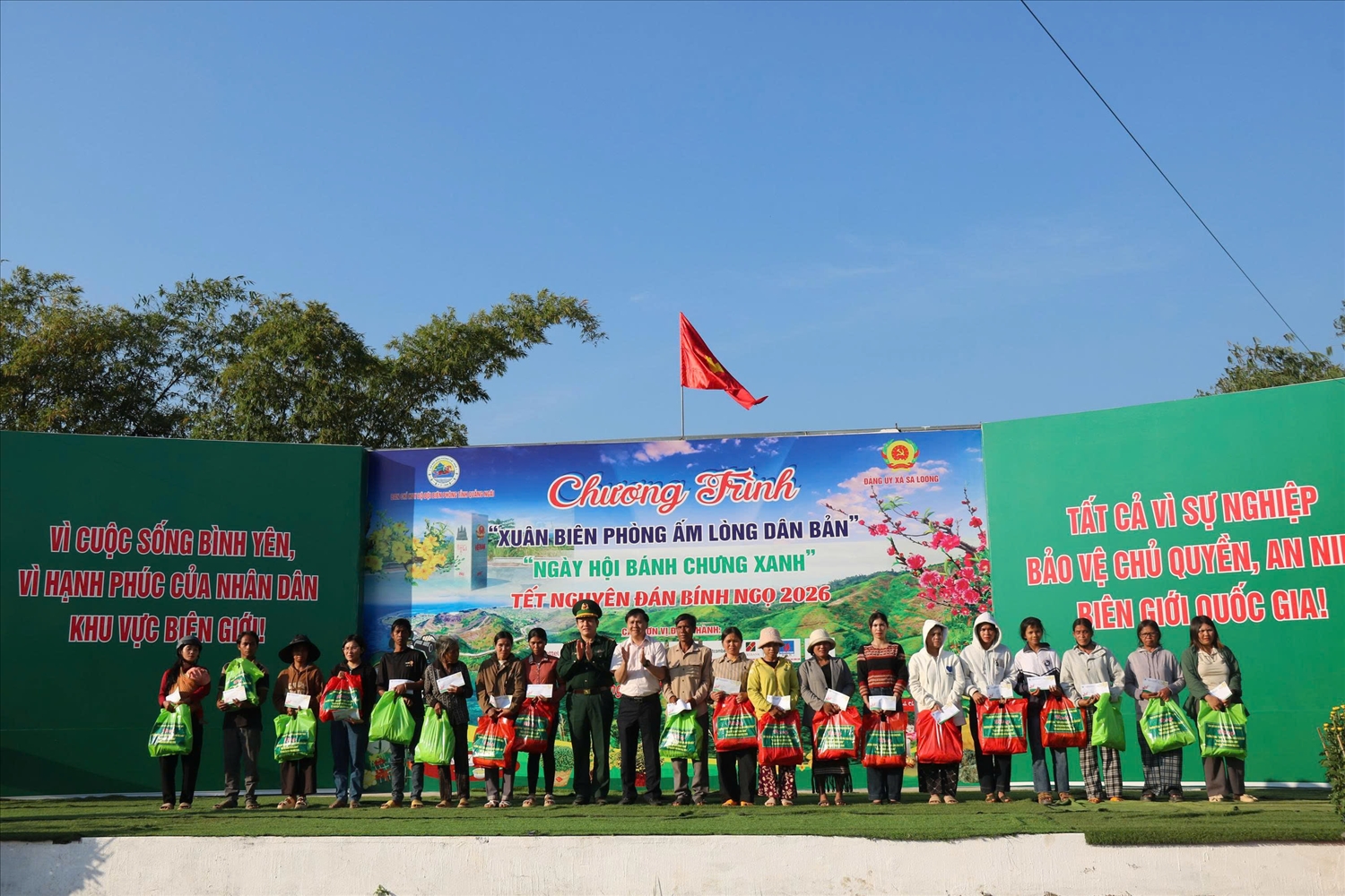 Ban Chỉ huy Bộ đội Biên phòng tỉnh Quảng Ngãi tặng quà Tết cho Nhân dân xã biên giới Sa Loong. (Ảnh: Ngọc Chí)