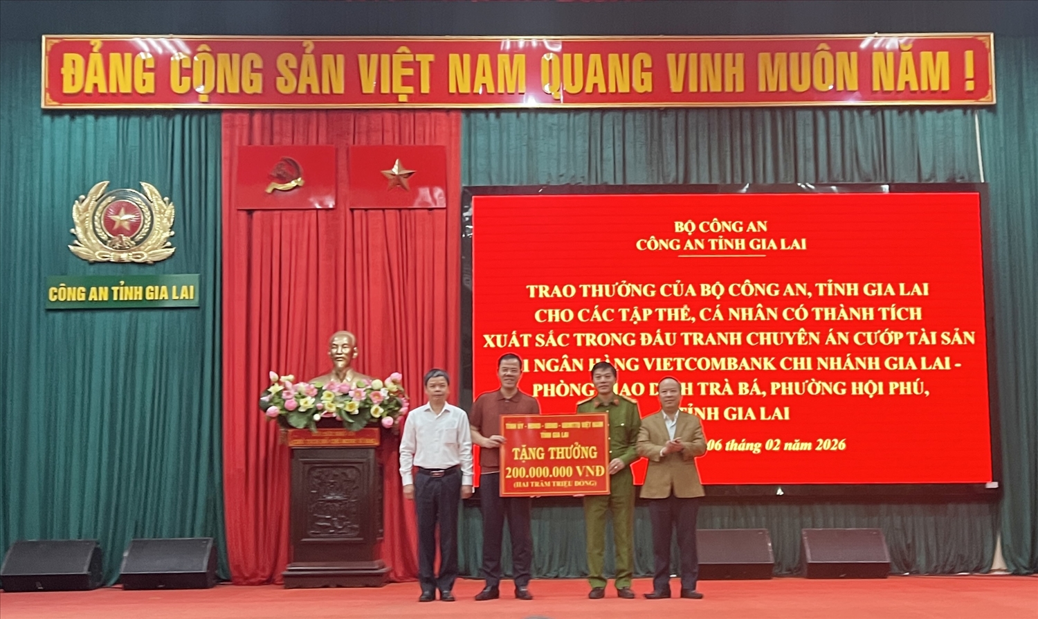 Lãnh đạo tỉnh Gia Lai trao thưởng cho đơn vị phá án