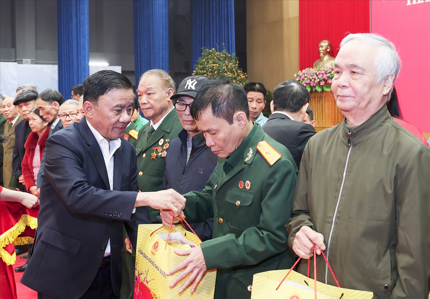 Đồng chí Trần Cẩm Tú tặng quà Tết cho gia đình người có công, gia đình chính sách, hộ nghèo, công nhân, người lao động (ảnh Báo LC)