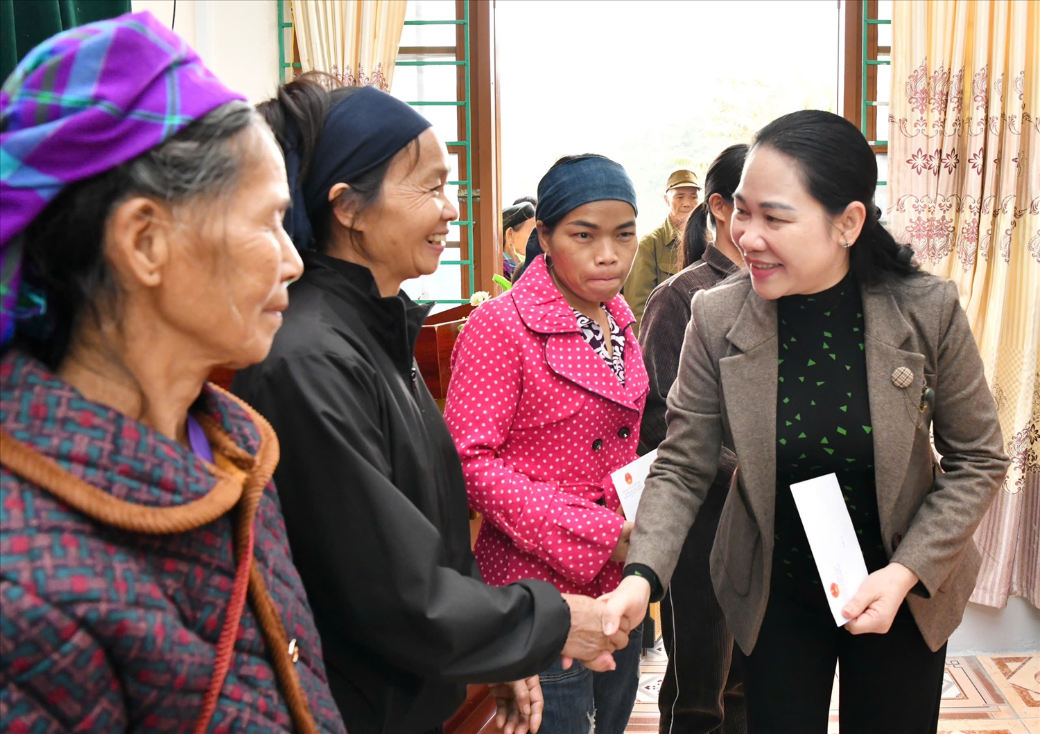 Thứ trưởng Nông Thị Hà tặn quà cho đồng bào gia đình DTTS xã Lý Quốc