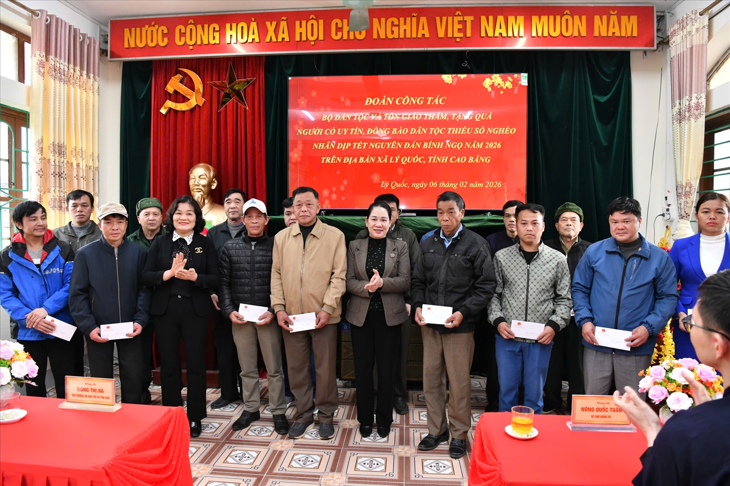 Thứ trưởng Nông Thị Hà và Giám đốc Sở Dân tộc và Tôn giáo tỉnh Cao Bằng tặng quà cho Người có uy tín xã Lý Quốc