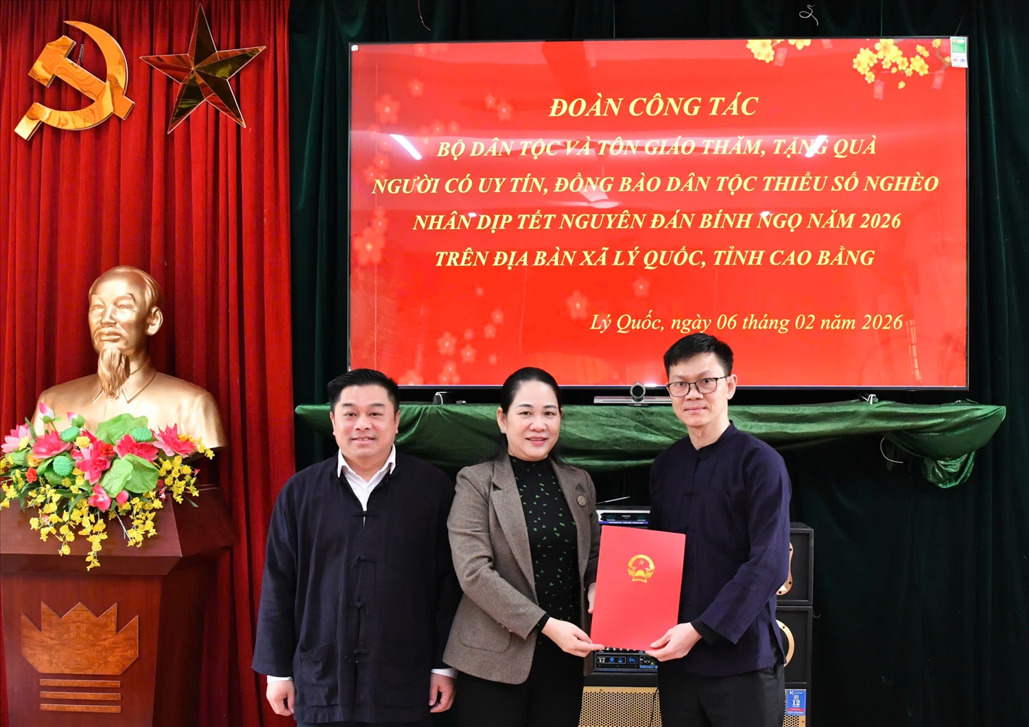 Thứ trưởng Nông Thị Hà tặng quà cho UBND xã Lý Quốc, tỉnh Cao Bằng