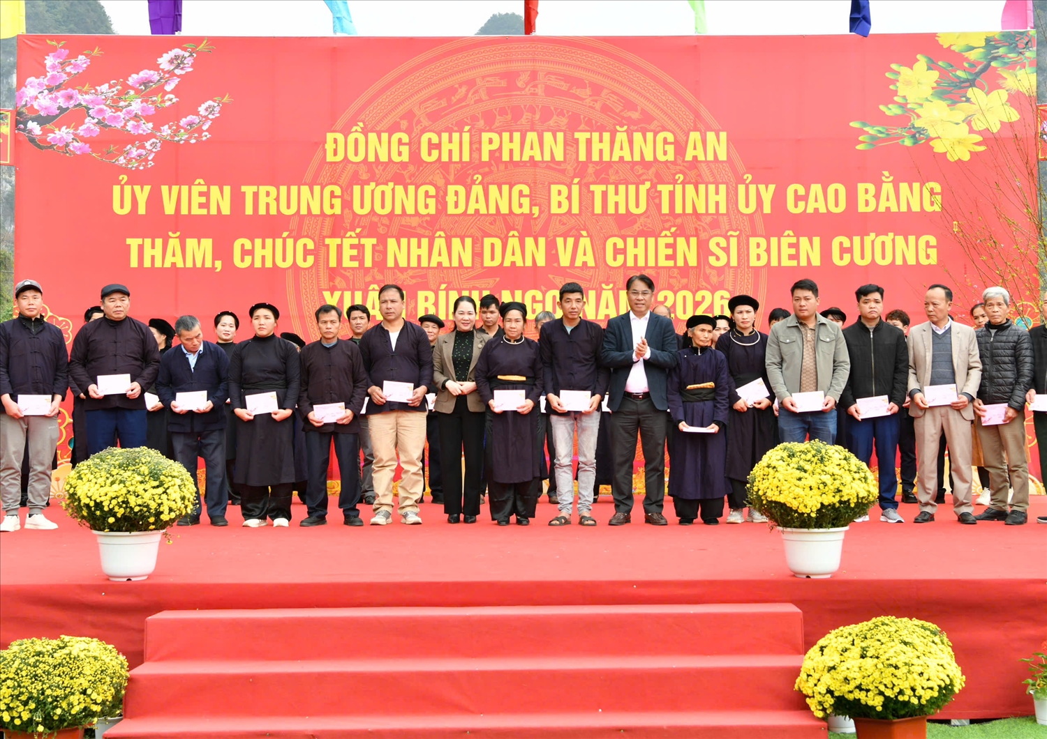 Thứ trưởng Nông Thị Hà cùng Bí thư Tỉnh uỷ Cao Bằng Phan Thăng An tặng quà cho Người dân thôn bản Khòng, xã Lý Quốc