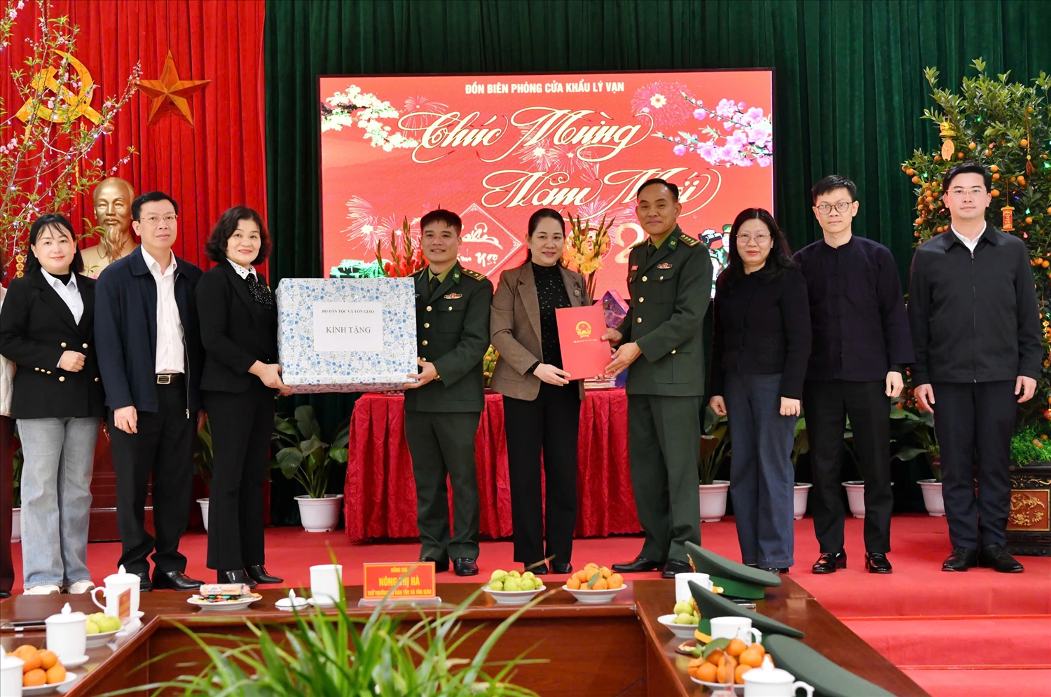 Thứ trưởng Nông Thị Hà cùng Đoàn công tác chúc Tết, tặng quà cán bộ, chiến sĩ Đồn Biên phòng Cửa khẩu Lý Vạn