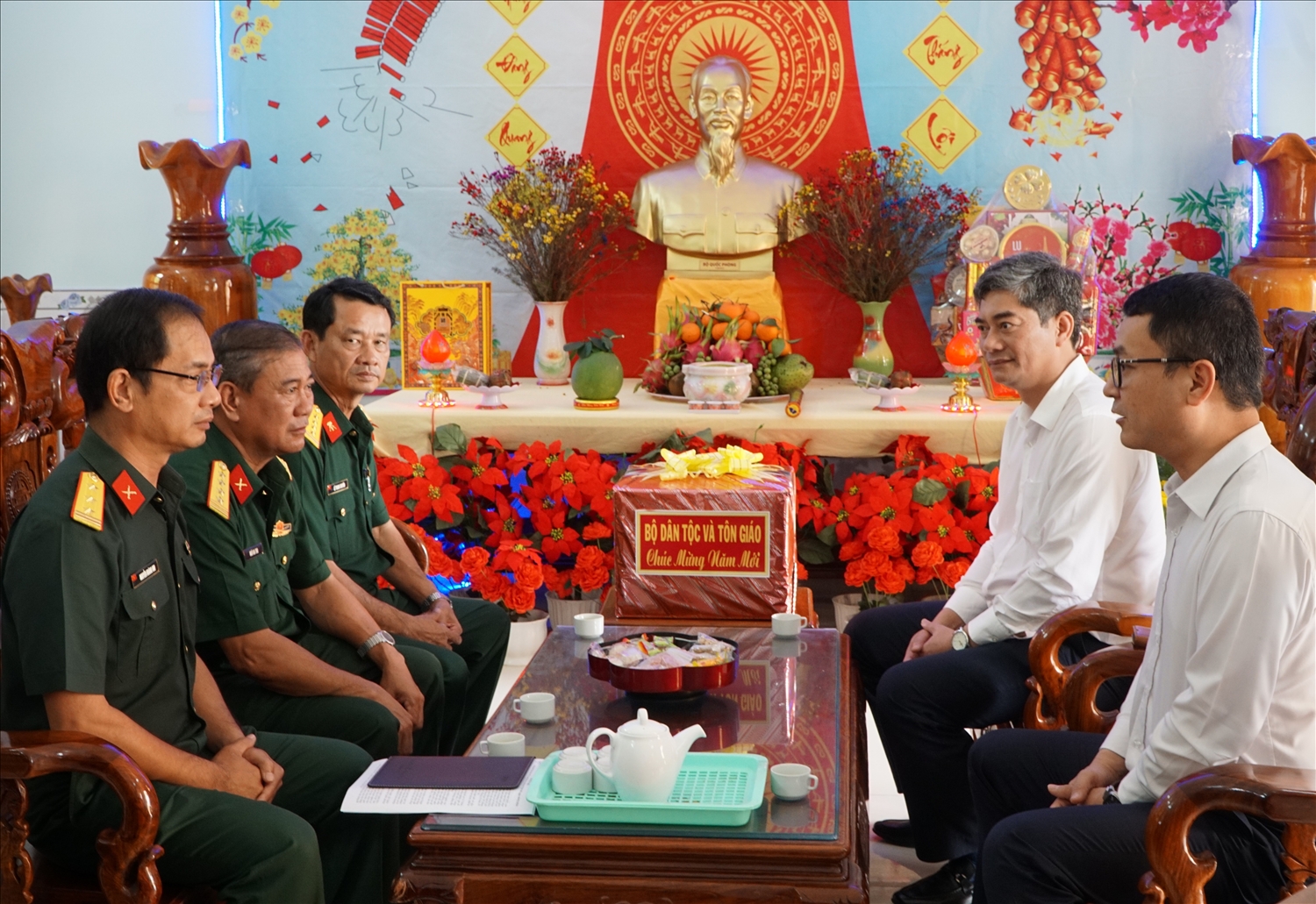 Thứ trưởng Y Vinh Tơr và đoàn công tác trao đổi nhiều vấn đề trong chuyến thăm, chúc Tết tại Đoàn Kinh tế - Quốc phòng 959