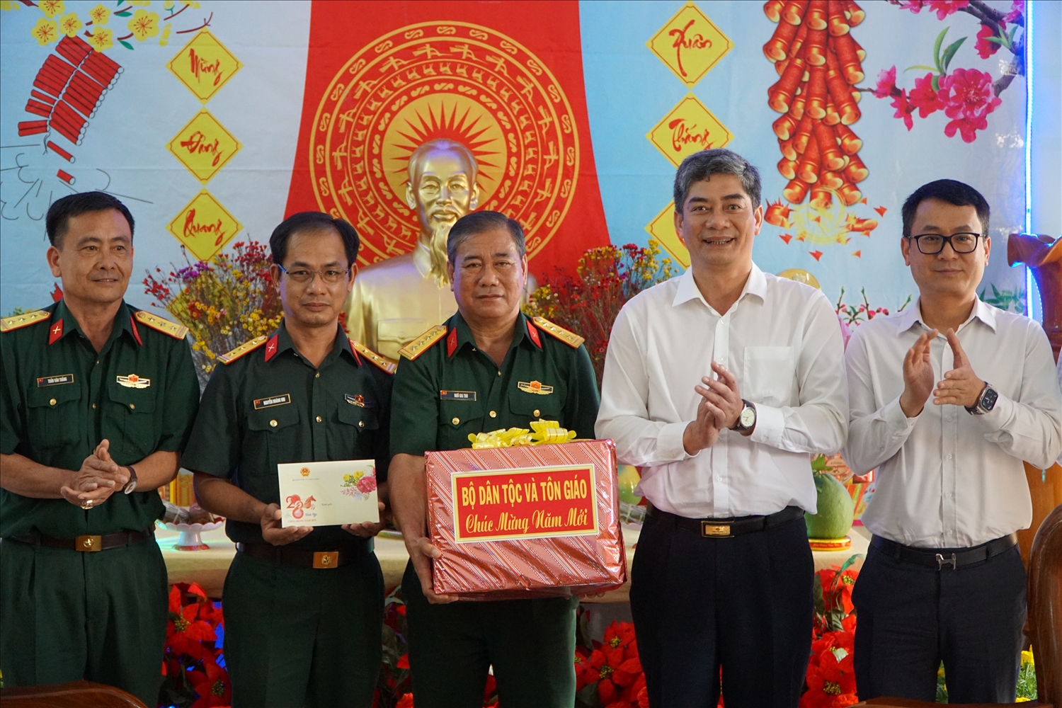 Thứ trưởng Y Vinh Tơr (thứ 2 từ phải qua) trao quà Tết tới Đoàn Kinh tế - Quốc phòng 959