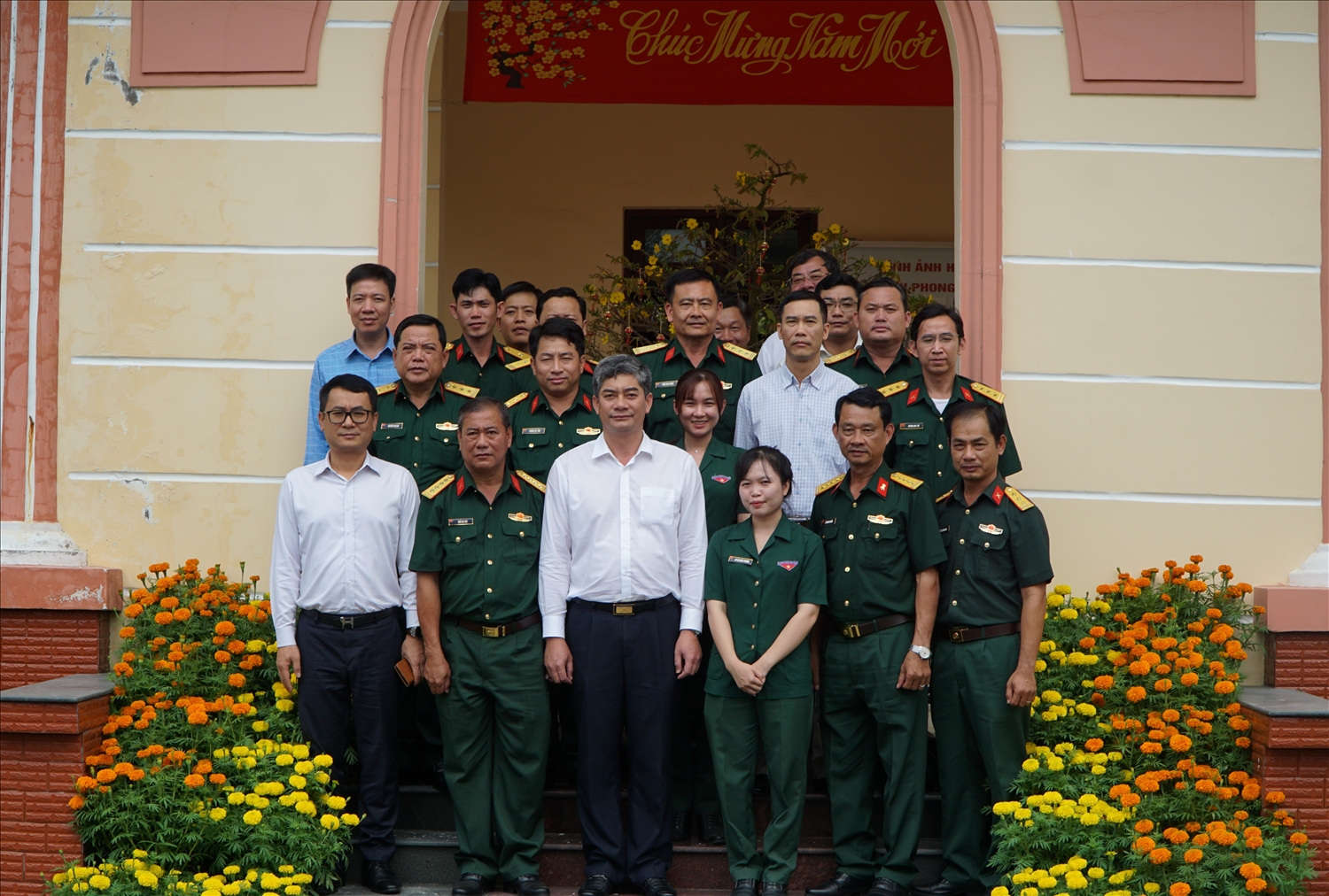 Thứ trưởng Y Vinh Tơr và đoàn công tác chụp ảnh lưu niệm với cán bộ chiến sĩ Đoàn Kinh tế - Quốc phòng 959