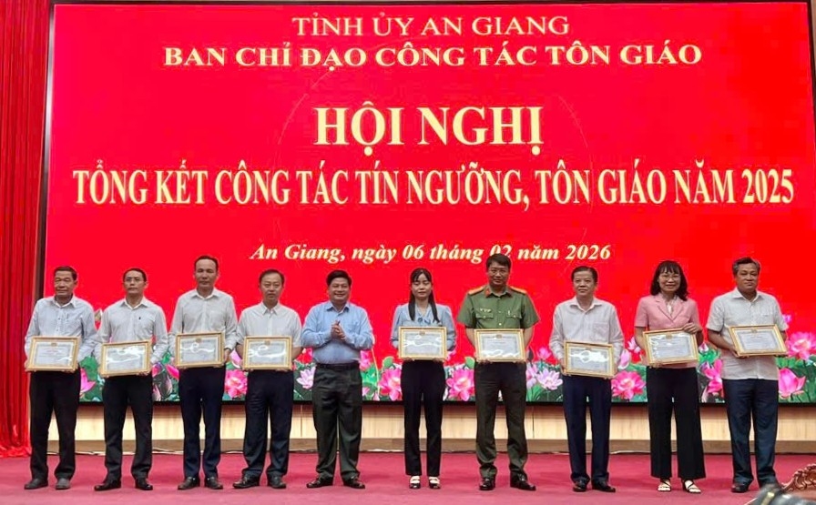 Ông Tống Phước Trường trao giấy khen cho các tập thể có thành tích tốt trong thực hiện công tác tín ngưỡng, tôn giáo năm 2025