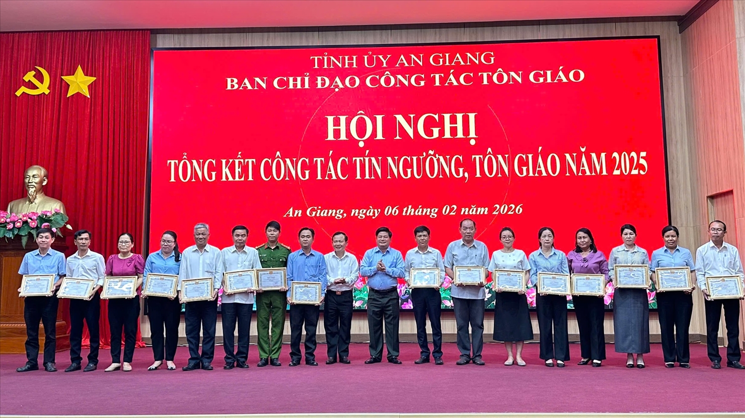 Các cá nhân có thành tích tốt trong thực hiện công tác tín ngưỡng, tôn giáo năm 2025 được nhận Giấy khen của Ban Tuyên giáo và Dân vận Tỉnh ủy An Giang