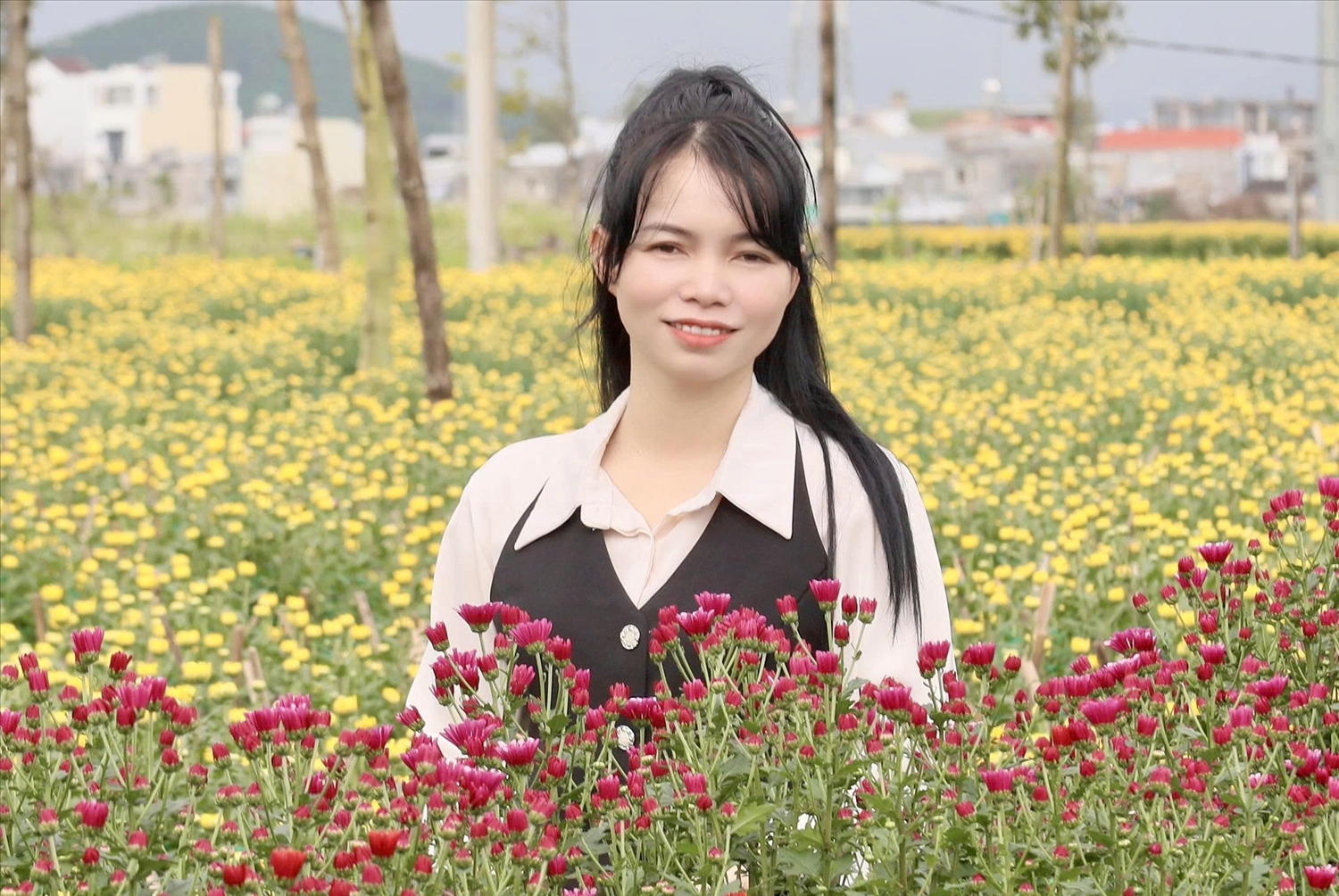 Nhiều du khách tranh thủ check-in với vườn hoa khoe sắc trước thềm năm mới. (Ảnh NT)