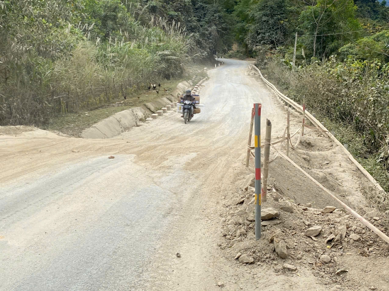 Một vị trí trên tuyến Quốc lộ 16, đoạn qua bản Sơn Thành, xã Mường Xén đã được san gạt sau sạt lở do mưa bão nhưng nền đường con nham nhở, lề đường còn phải chăng dây cảnh báo - Ảnh: Thanh Hải