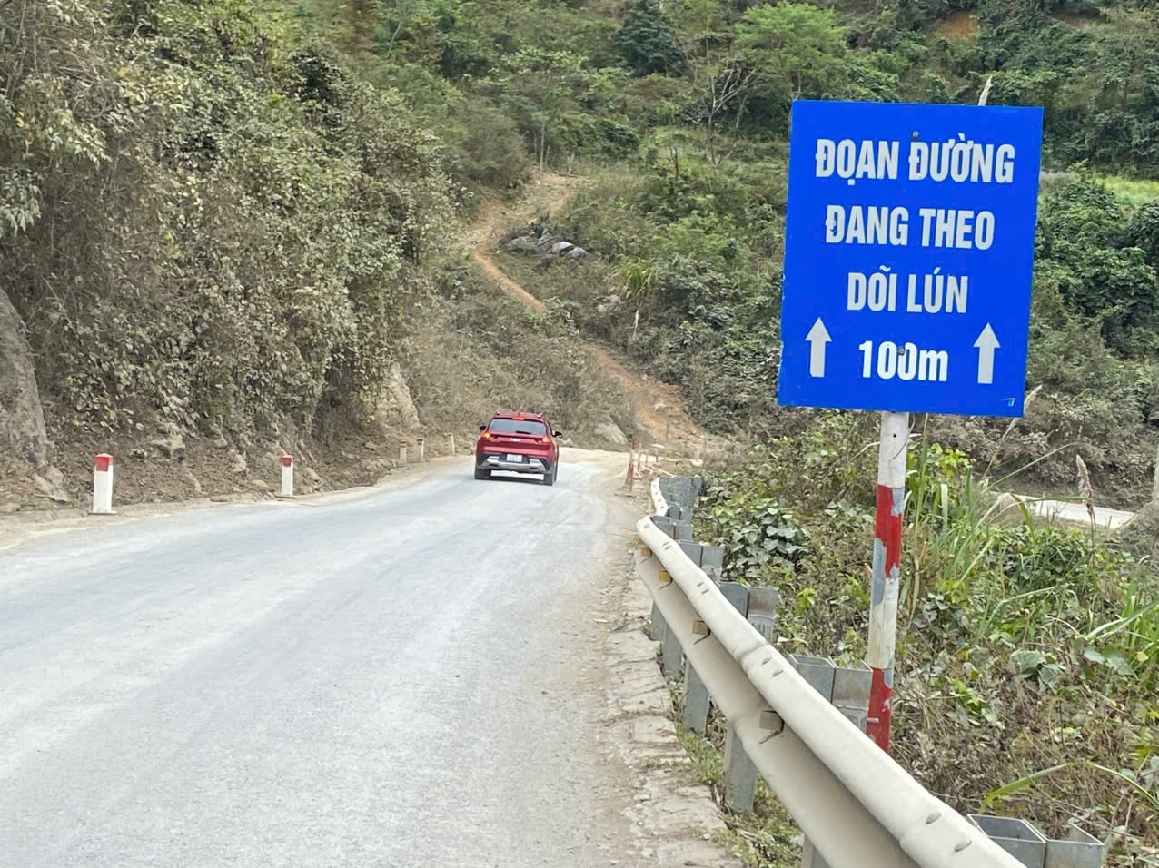 Dù đã khắc phục tạm thời nhưng vị trí trên tuyến Quốc lộ 16, đoạn qua bản Sơn Thành, xã Mường Xén vẫn đang cắm biển theo dõi sụt lún - Ảnh: Thanh Hải