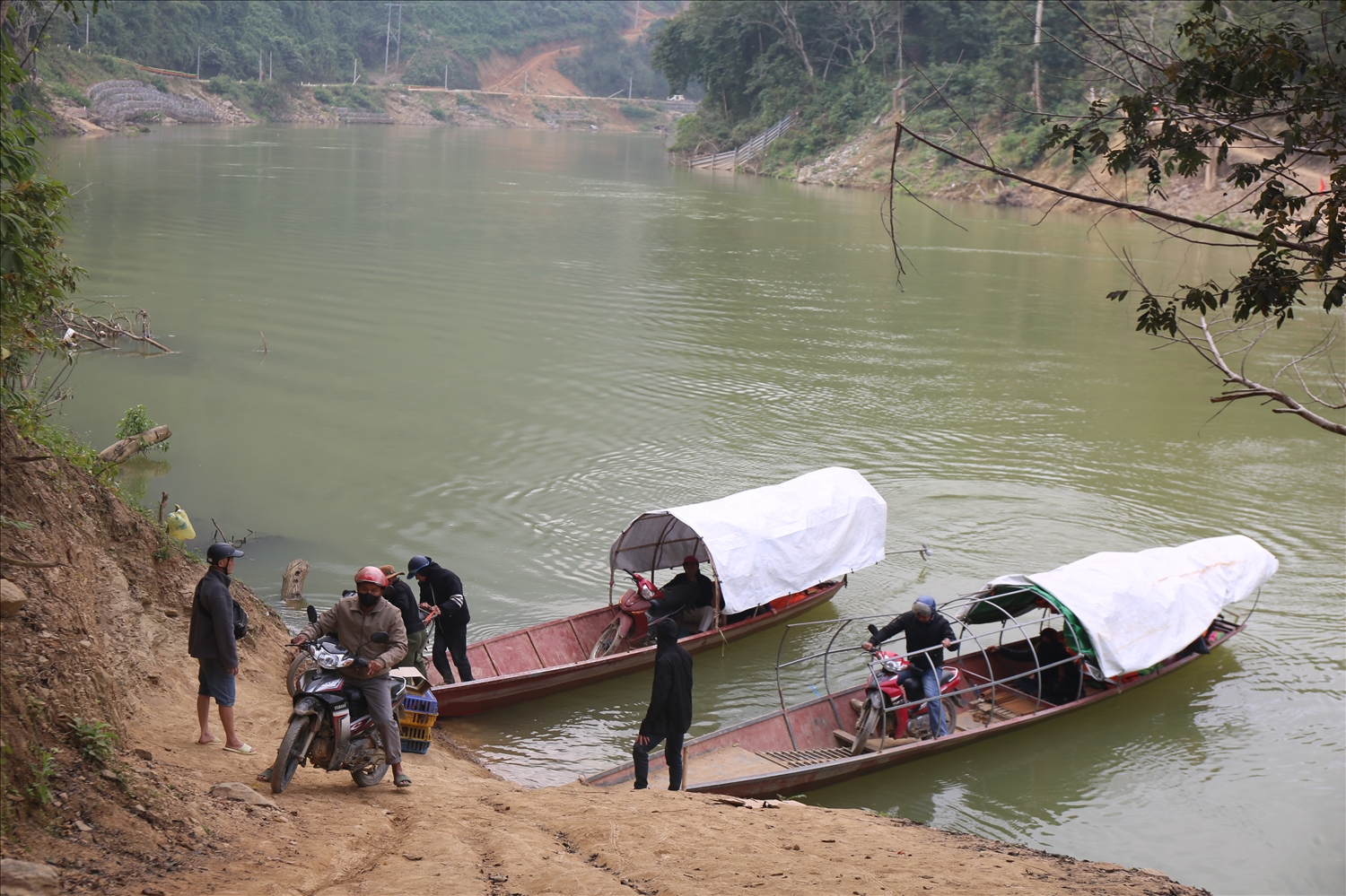 Cầu treo Xốp Mạt ở xã Lượng Minh bị lũ cuốn trôi khiến người dân phải vượt sông bằng những chuyến đò ngang chòng chành. Ảnh: Thanh Hải