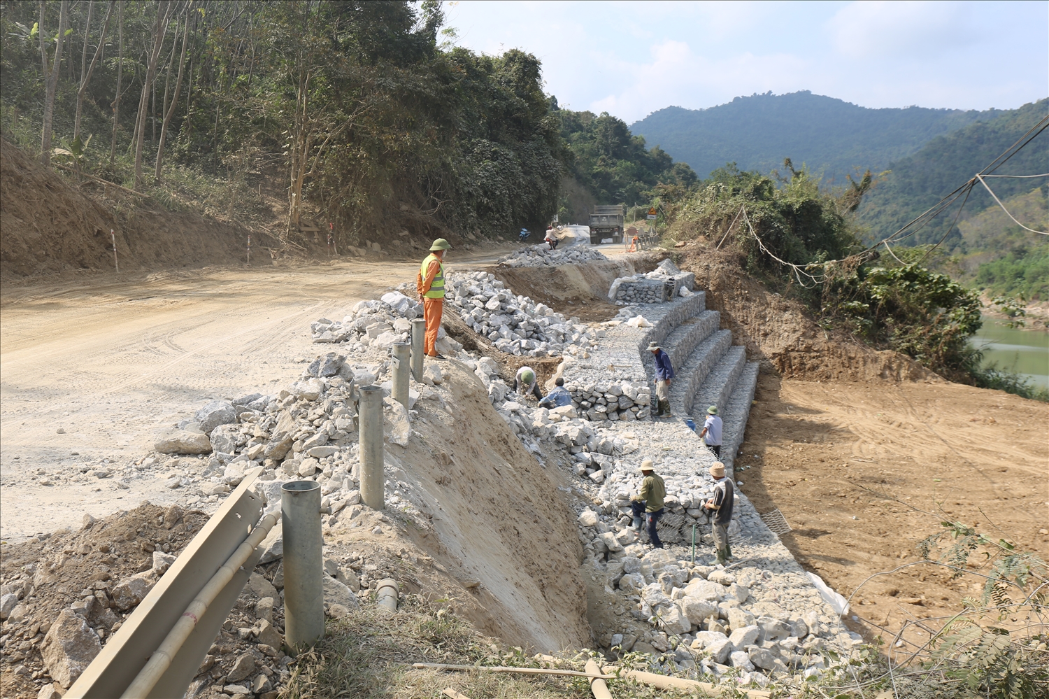 Kè sạt lở taluy âm trên tuyến Quốc lộ 7 - Ảnh: Thanh Hải