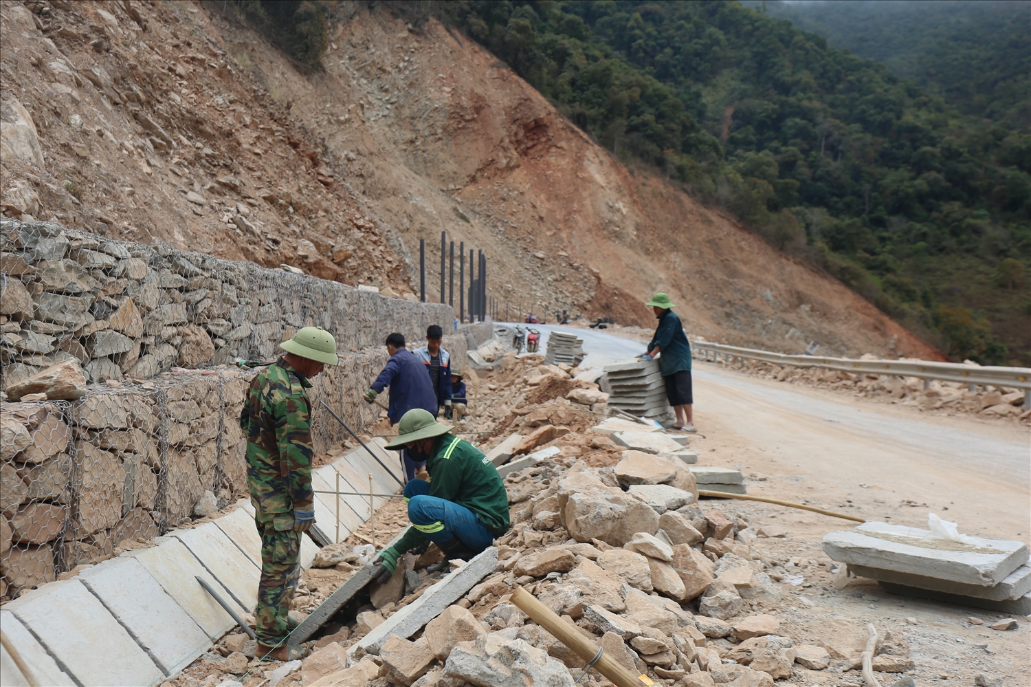 Thi công kè rọ đá và dựng hàng rào thép dài 300m tại vị trí sạt lở taluy dương bản Xốp Típ, xã Mường Típ - Ảnh: Thanh Hải