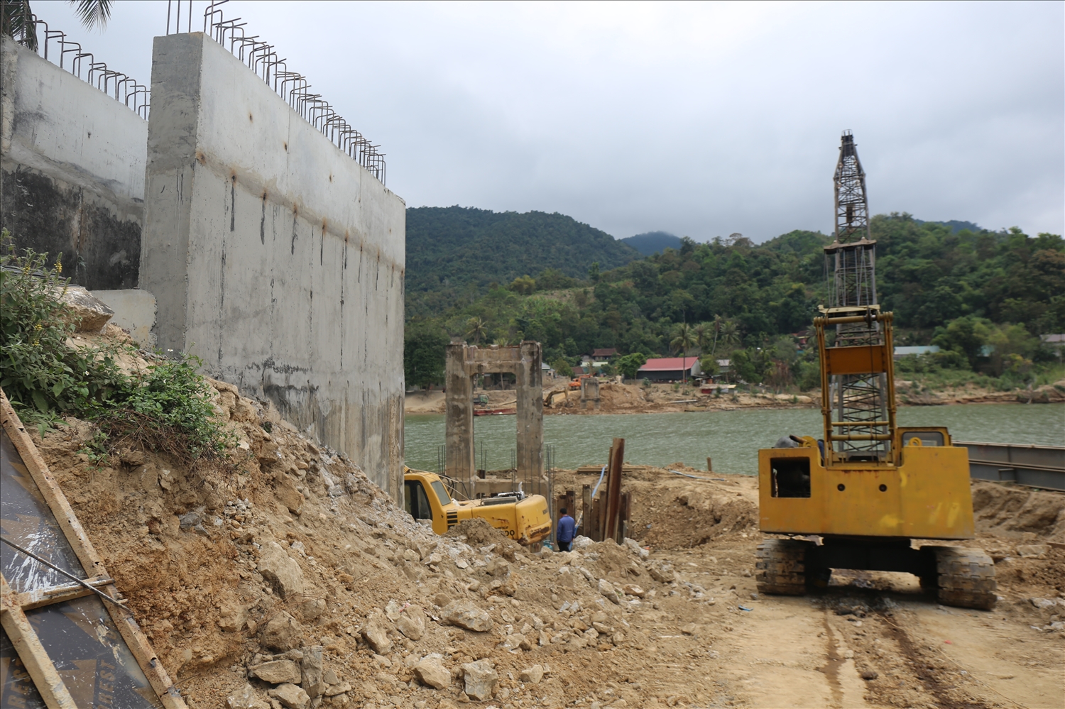 Thi công cầu qua bản Chắn, xã Tương Dương, ngay tại vị trí cây cầu treo cũ đã bị lũ cuốn trôi hồi cuối tháng 7/2025- Ảnh: Thanh Hải