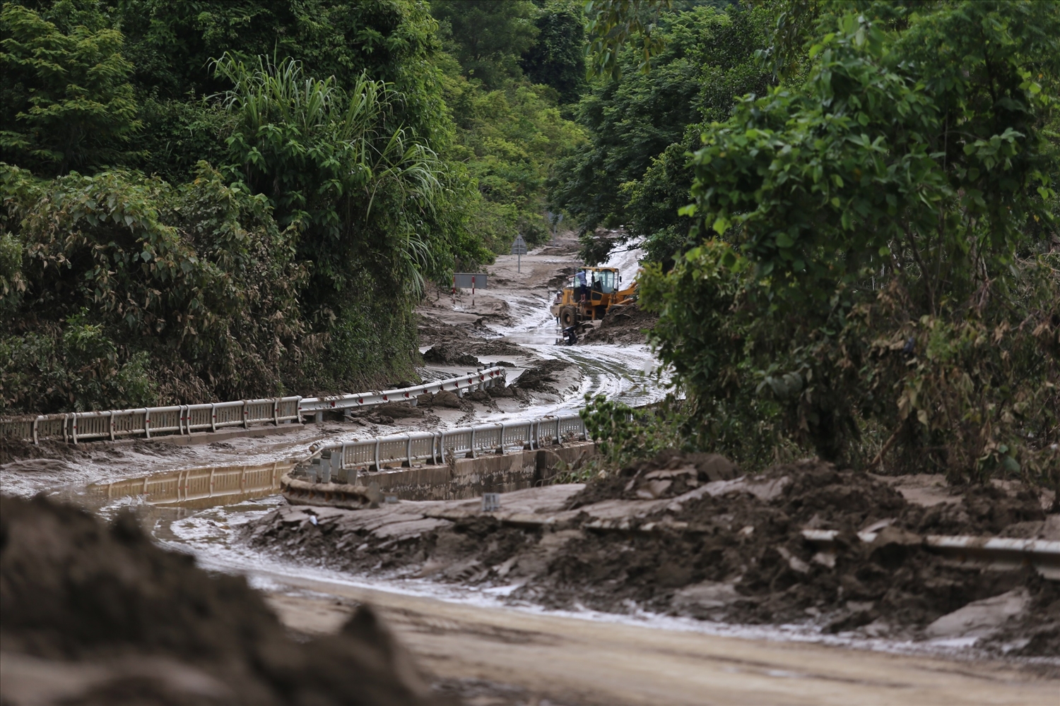 Nhiều tuyến đường huyết mạch miền Tây bị vùi lấp trong bùn lũ - Ảnh: Thanh Hải