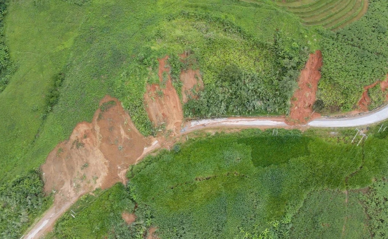 Quốc lộ 16 từ xã Tri Lễ đi xã Nhôn Mai bị sạt lở nặng nề - Ảnh: Thanh Hải