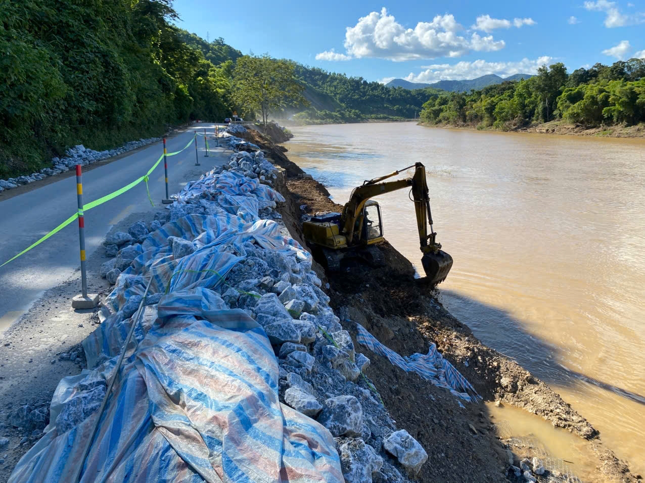 Vá tuyến quốc lộ 7 trên địa phận xã Tam Thái - Ảnh: Thanh Hải