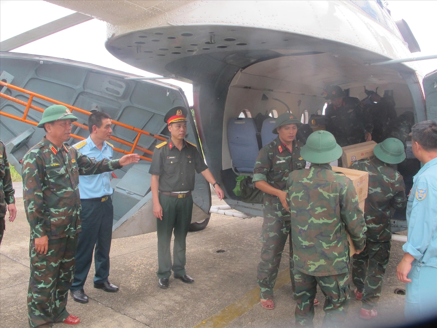 Giao thông bị cắt đứt, việc vận chuyển nhu yếu phẩm ứng cứu các xã vùng cô lập ở miền Tây Nghệ An phải dùng đến máy bay - Ảnh: Thanh Hải