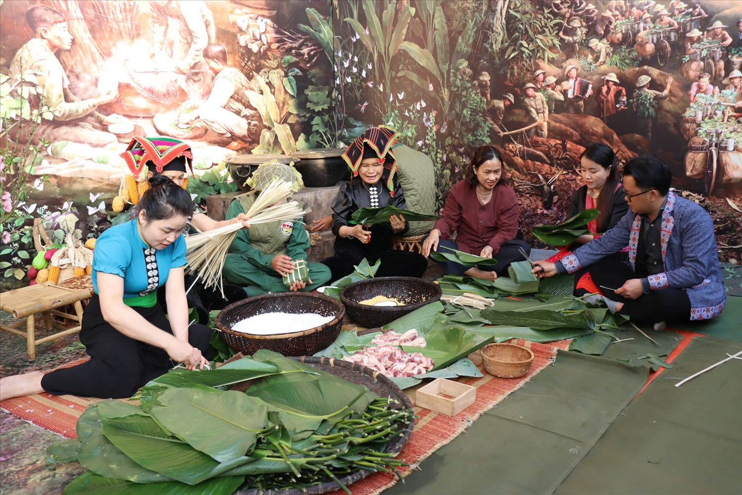 Điểm nhấn của chương trình là hoạt động trải nghiệm gói bánh chưng, bánh gù, những món ăn truyền thống gắn liền với Tết của chiến sĩ Điện Biên năm 1954