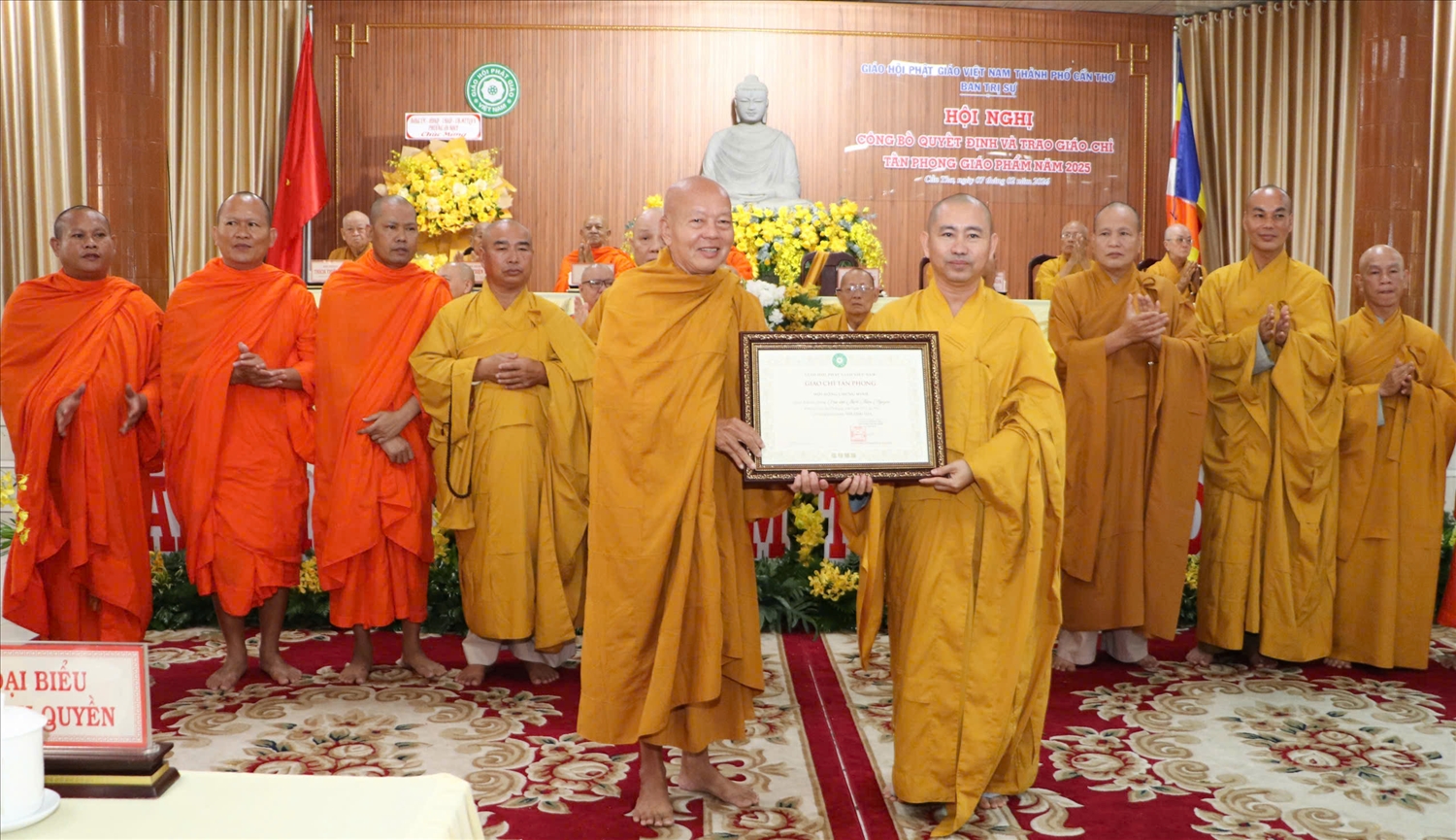 Đại diện Ban Trị sự Giáo hội Phật Giáo Việt Nam thành phố trao Giáo chỉ tấn phong Thượng tọa. 