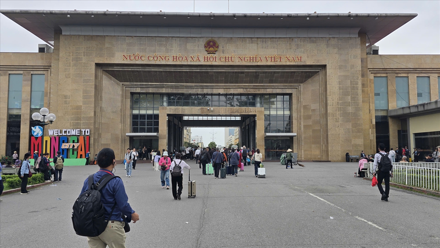 Các tổ kiểm dịch y tế tại khu vực Bắc Luân 1 và Bắc Luân 2 đã kích hoạt hệ thống giám sát ở mức cao nhất. Ảnh: Mỹ Dung