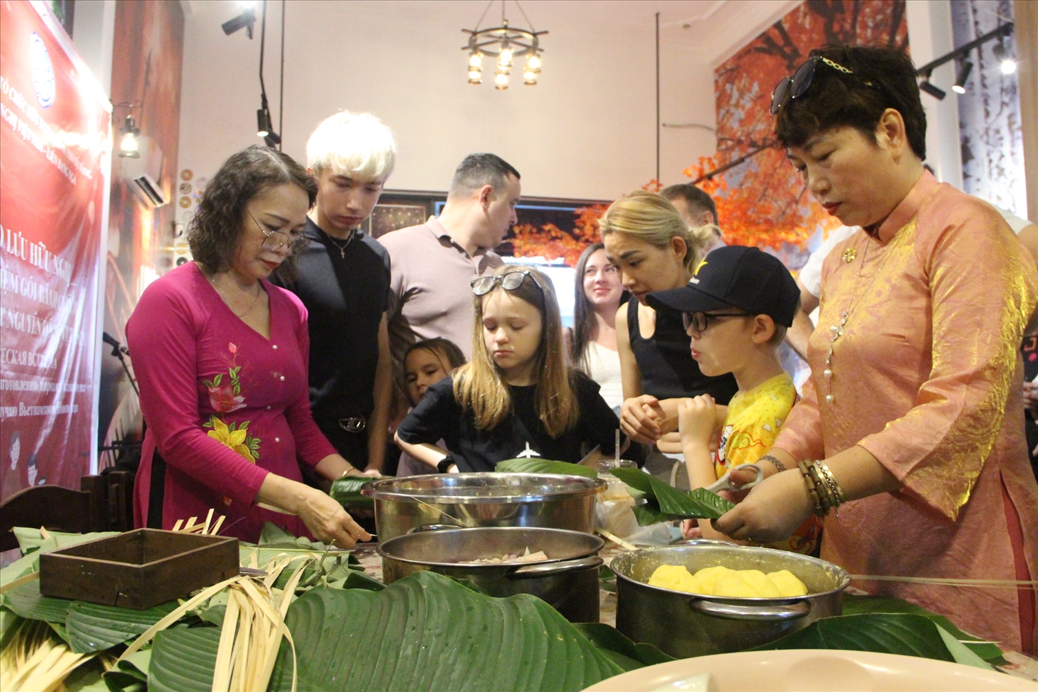 Trẻ em và sinh viên Nga thích thú khi xem gói bánh chưng. (Ảnh TH)