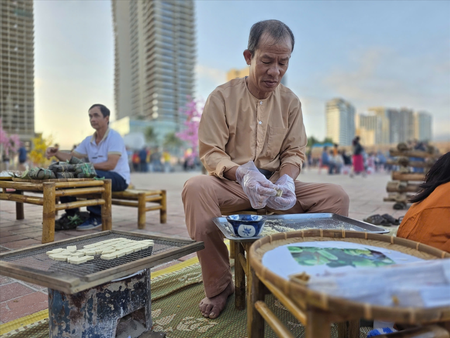 Ông Ngụy Trung (phường Hội An Tây) chia sẻ, nghề làm bánh in đã được gia đình ông gìn giữ qua nhiều thế hệ. (Ảnh CN)