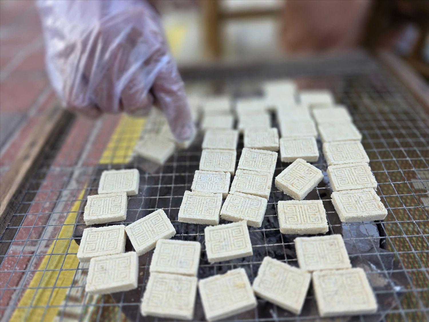 Việc mang nghề truyền thống đến giới thiệu tại Chương trình Xuân Yêu Thương 2026 không chỉ giúp giữ gìn hương vị Tết xưa mà còn góp phần lan tỏa nét văn hóa đặc trưng của vùng đất Hội An xưa. (Ảnh CN)