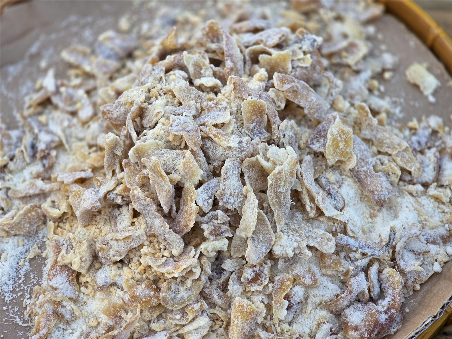 Không chỉ bánh chưng, bánh tét; tại không gian ẩm thực, du khách còn được tận mắt chứng kiến làm bánh in, mứt gừng, mứt dừa... (Ảnh CN)