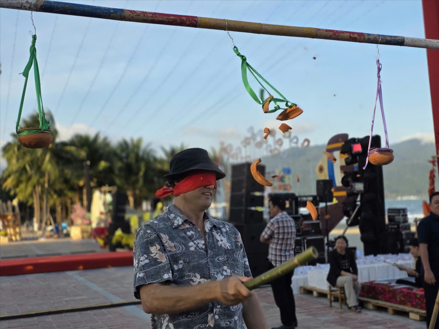 Du khách thích thú với các trò chơi dân gian tại không gian lễ hội. (Ảnh CN)