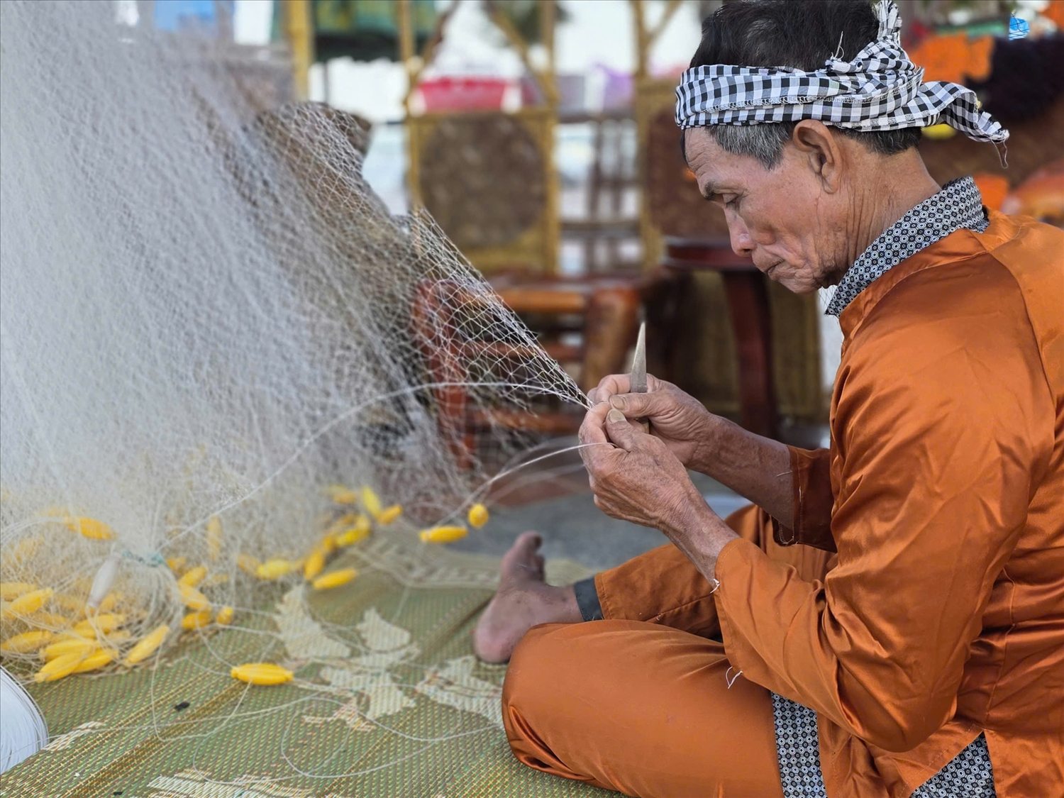 Điểm nhấn của chương trình là không gian Tết còn được tái hiện sinh động qua khu trải nghiệm nghề đan lưới. 