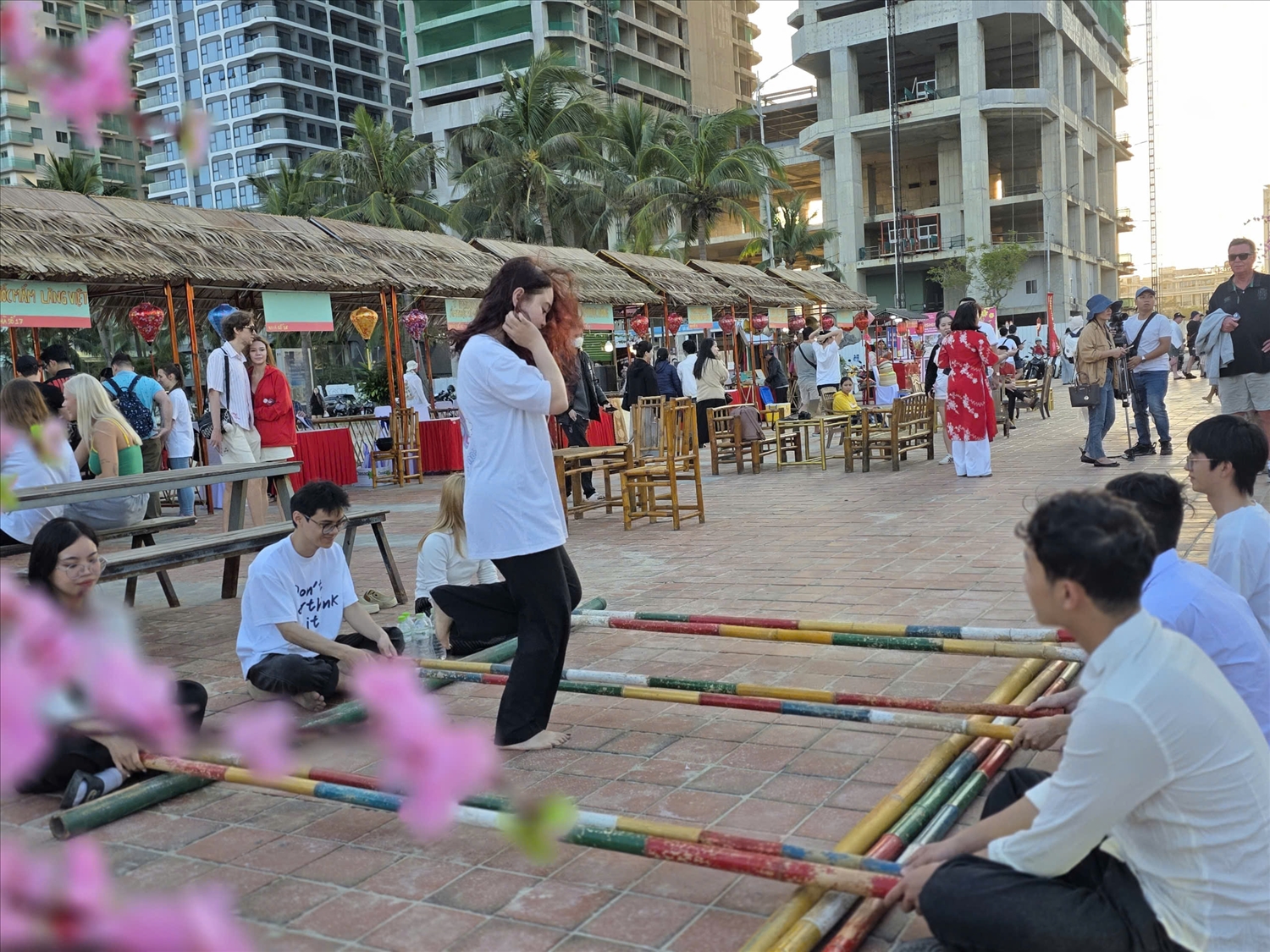 Tiếng cười, nói rộn ràng ở những khu trò chơi. (Ảnh CN)