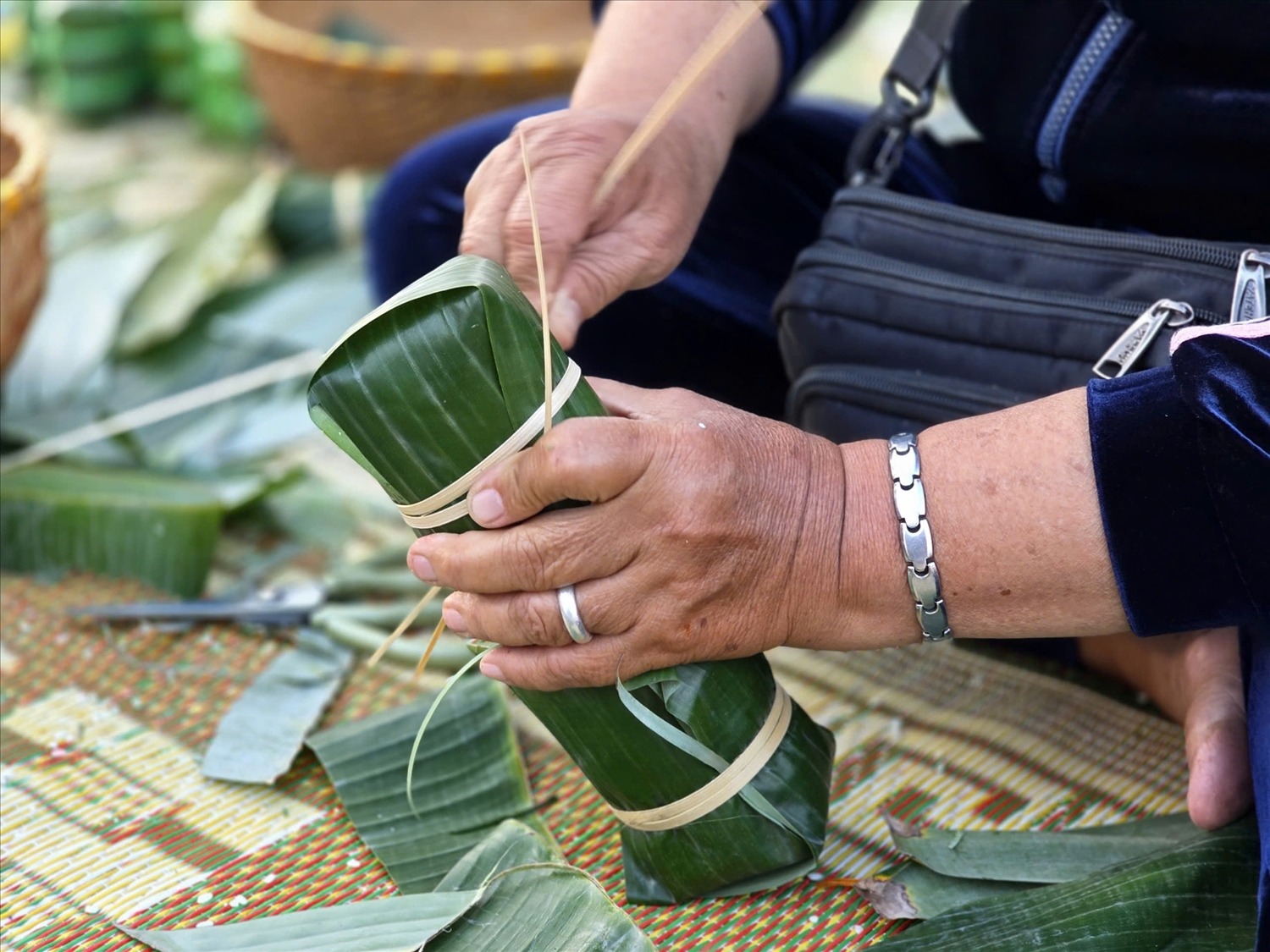 Người dân biểu diễn gói bánh tét tại chương trình. (Ảnh CN)
