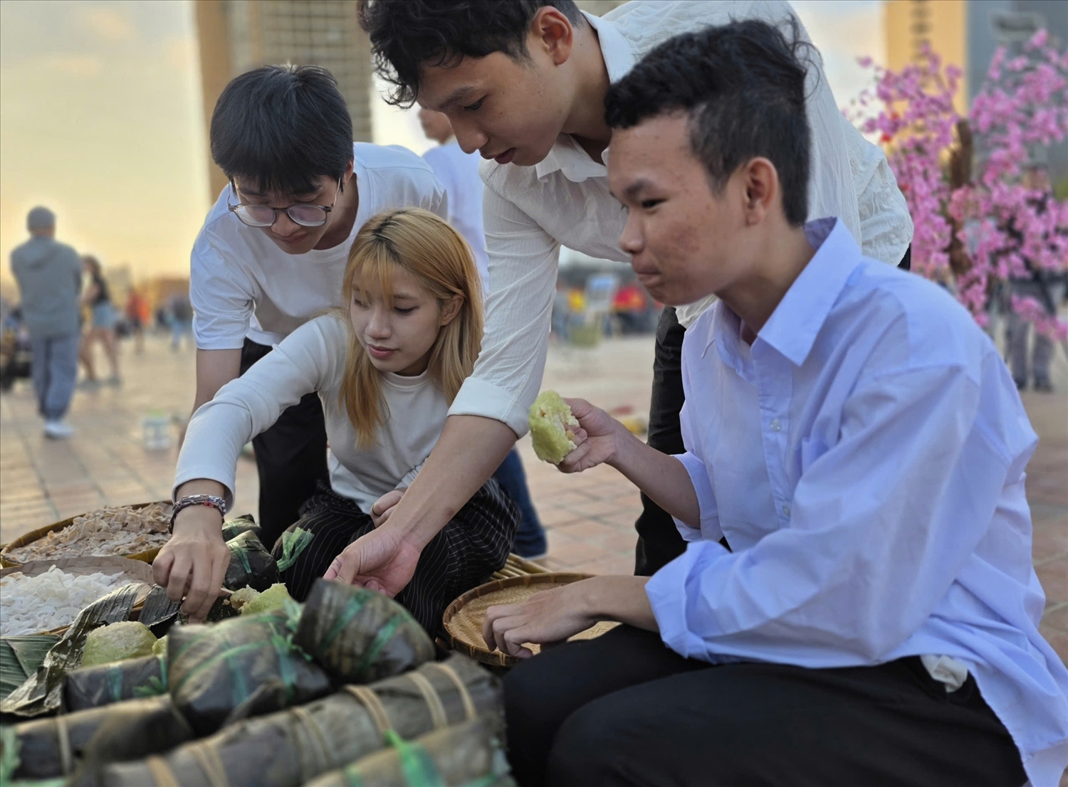 Du khách thưởng thức ẩm thực tại không gian Tết ở Đà Nẵng. (Ảnh CN)