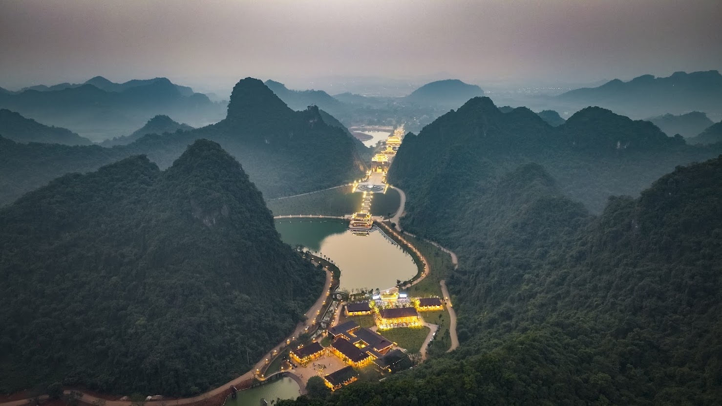 Thung Ui đẹp lung linh, huyền ảo khi đêm xuống