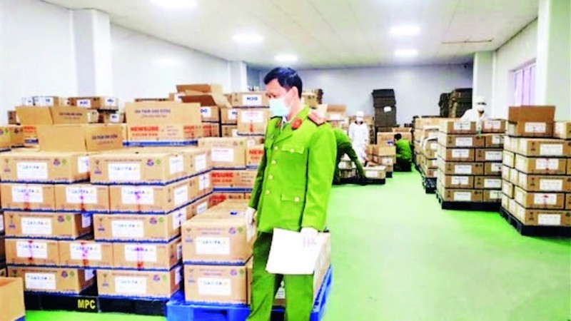 Cơ quan điều tra thu hồi hàng nghìn hộp sữa giả. Ảnh ITN