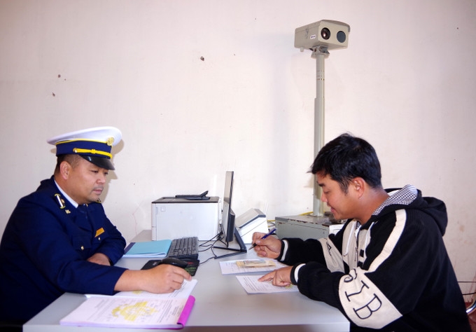 Làm thủ tục thông quan tại cửa khẩu A Pa Chải. Ảnh: TTXVN 