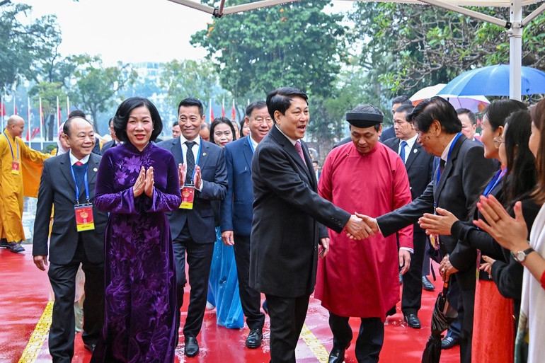 Chủ tịch nước, Phu nhân và bà con kiều bào tiêu biểu. (Ảnh: Thủy Nguyên)