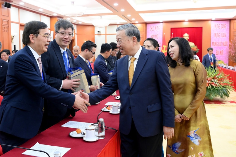 Tổng Bí thư Tô Lâm với các đại biểu kiều bào tiêu biểu tham dự chương trình Xuân quê hương 2026. (Ảnh: ĐĂNG KHOA)