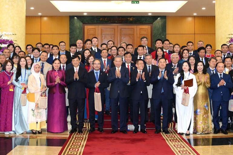 Tổng Bí thư Tô Lâm chụp ảnh kỷ niệm với các đại biểu kiều bào tiêu biểu tham dự chương trình Xuân quê hương 2026. (Ảnh: ĐĂNG KHOA)