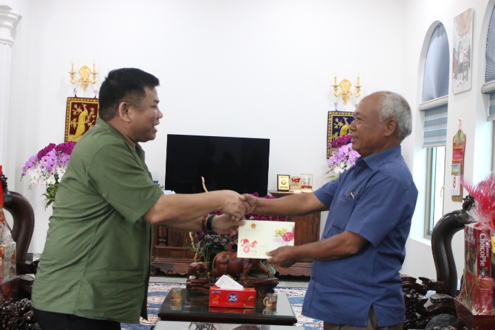 Thứ trưởng Y Thông thăm, tặng quà và chúc Tết nguyên Phó Bí thư Thường trực Tỉnh ủy Kon Tum (cũ) A Pớt. (Ảnh: Ngọc Chí)