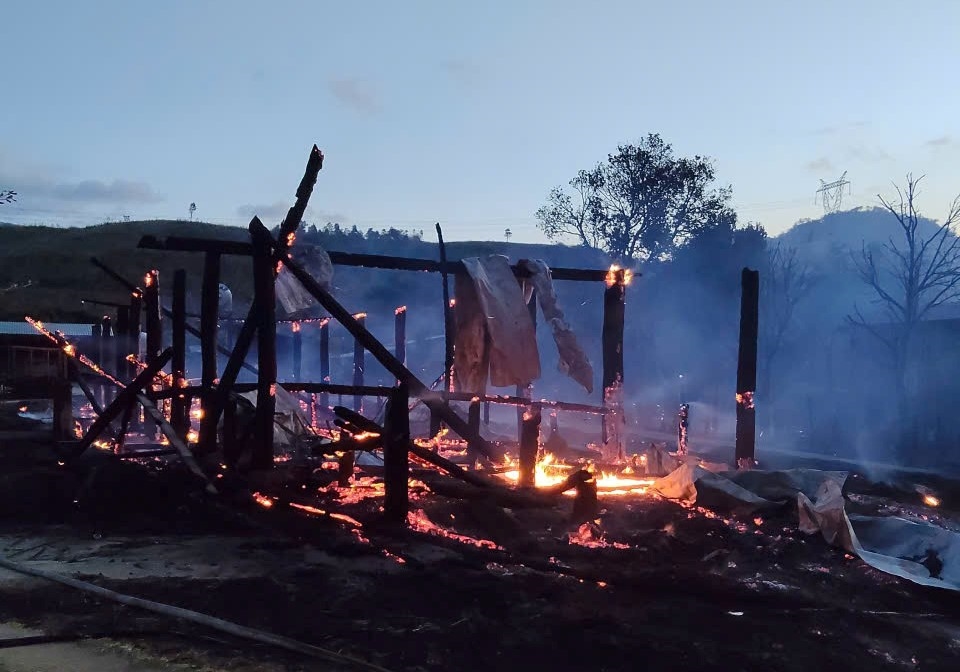 Ngọn lửa đã thiêu rụi hoàn toàn nhà rông làng Kon Brăp Ju. (Ảnh: Ngọc Chí)