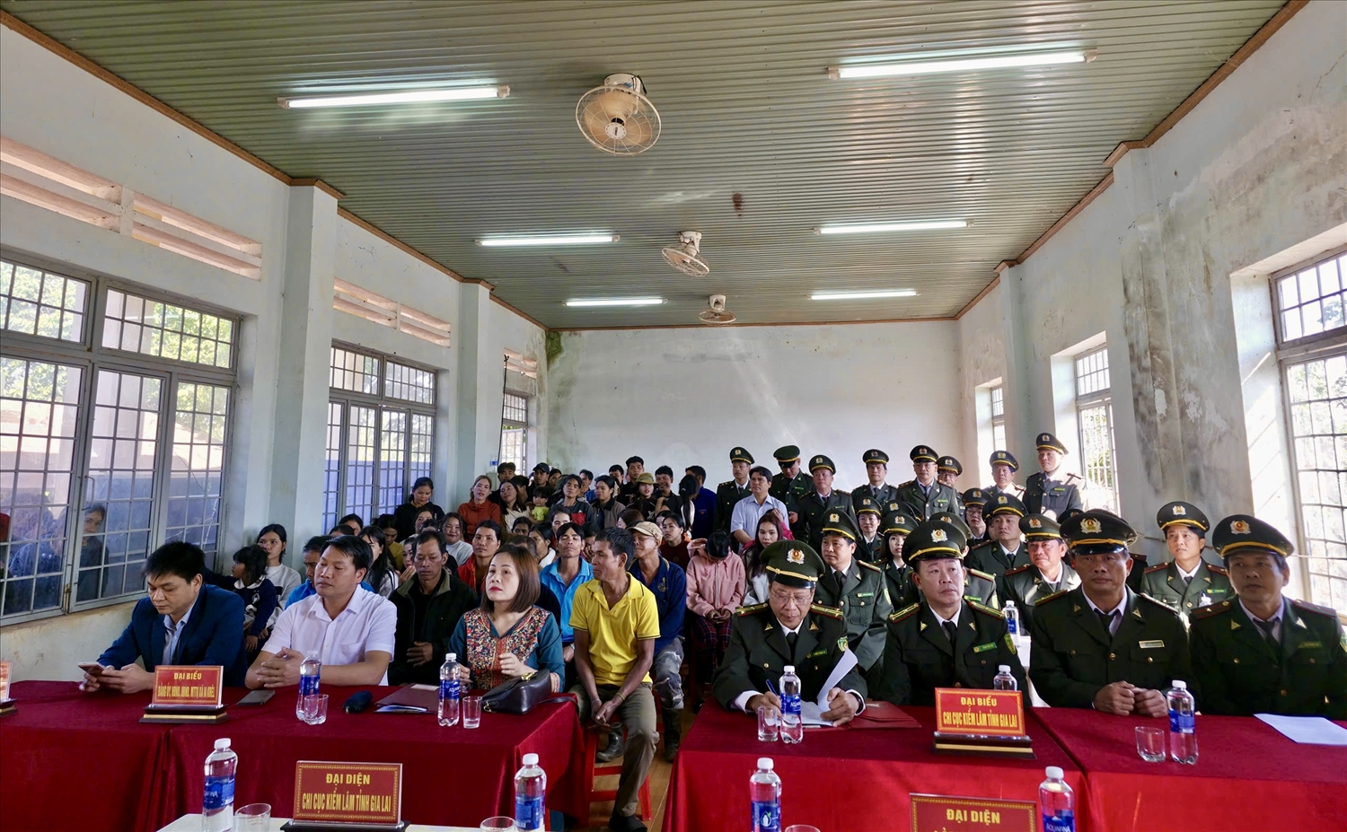 Đông đảo bà con làng Phang cùng đại diện đơn vị kết nghĩa tham gia buổi lễ