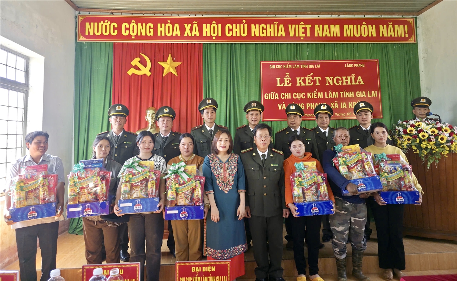 Chi cục Kiểm lâm tỉnh Gia Lai tặng quà cho các gia đình chính sách, người có công, hộ nghèo làng Phang