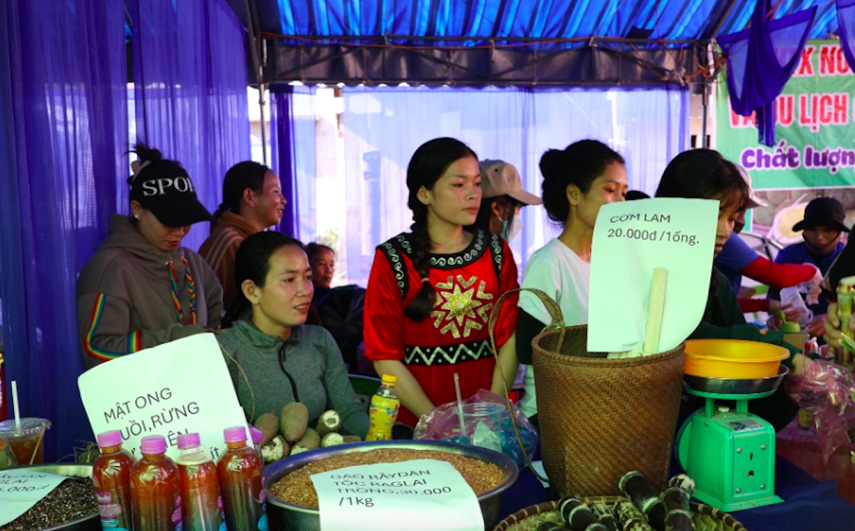 Nhiều sản phẩm đặc trưng của miền núi được bày bán tại tại phiên chợ. (Ảnh: M.Phương)