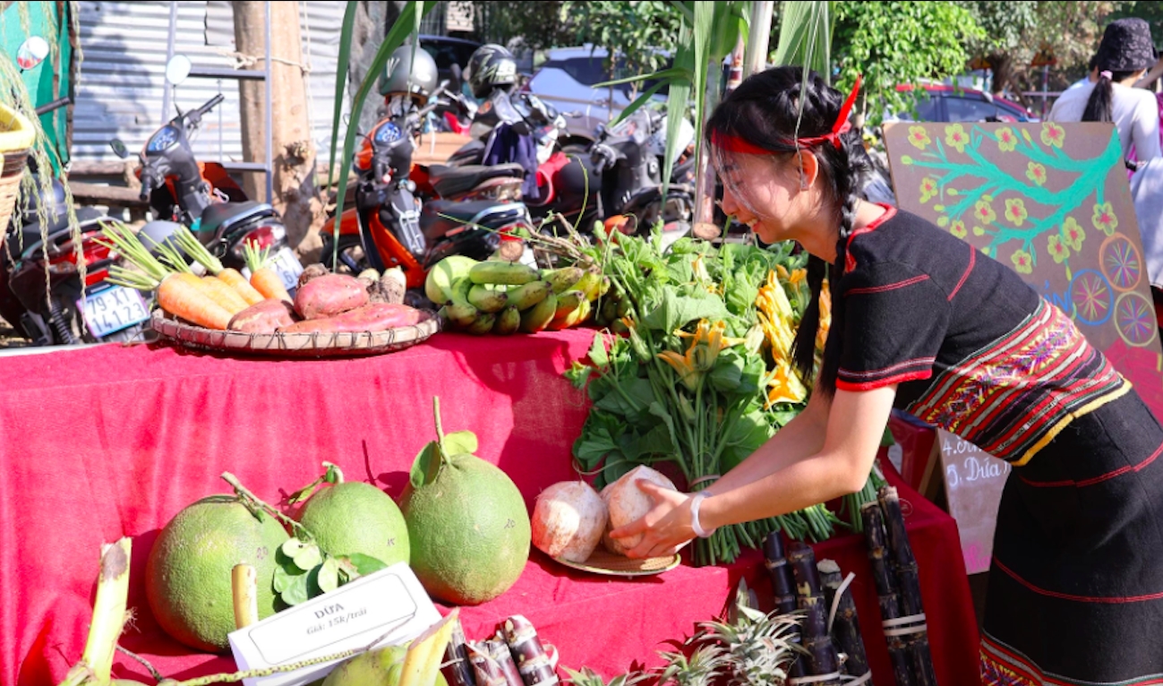 Các sản phẩm tại phiên chợ đều do đồng bào DTTS làm ra. (Ảnh: M.Phương)