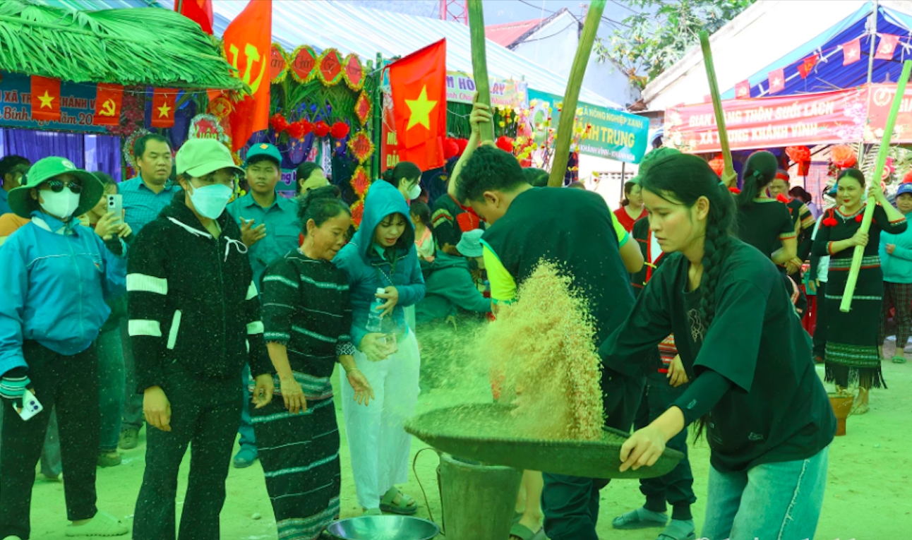 Thi giã gạo truyền thống tại phiên chợ. (Ảnh: M.Phương)